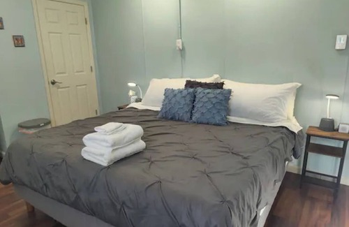 Eiber House | King Bed Studio near Downtown/Red Rocks West Colfax