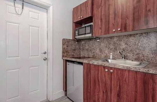 Deerfield Beach Apartment | King Bed Studio 102 Pet Friendly | Block to Beach!