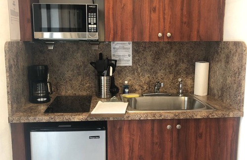 Deerfield Beach Apartment | King Bed Studio 102 Pet Friendly | Block to Beach!