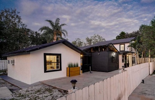 Vero Beach House | King Bed Suite + 4 Bedroom Home