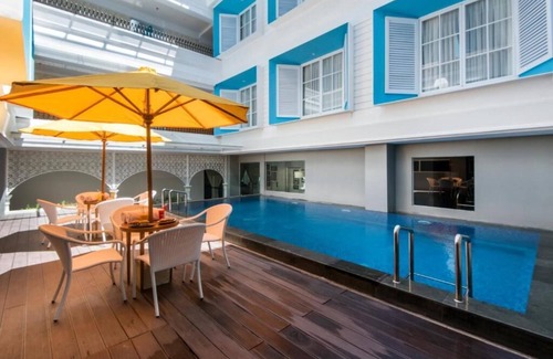 Downtown Kuta Hotel | King Bed Thematic Room in Kuta Beach Area