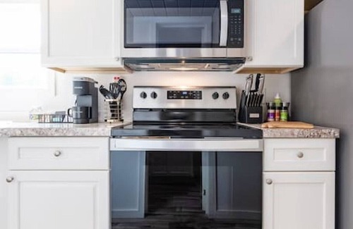 Guntersville Cottage | King Bed Tiny Home Boat Parking Private Firepit 5 Mins to Boat Ramps
