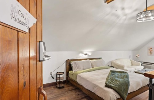 Townsend Hotel | King Bed | Tree Views | Sofa Lounge | Cozy Room