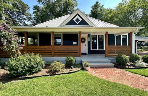Stillwater House | King Bed Vintage charm meets Modern Lux 2bd 2bath