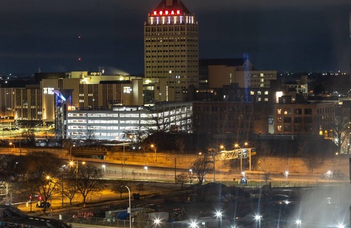 Central Business District Apartment | King bed w/ Panoramic Views of DT!