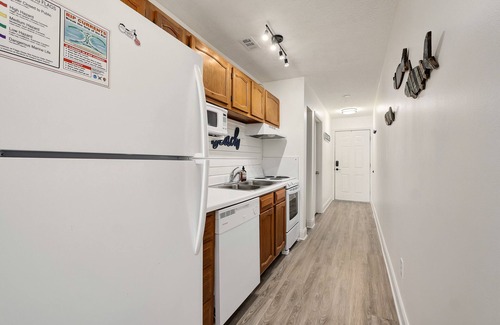 El Centro Beach Condo | King Bed W/Pool - Close to the Beach - Fast Wi-Fi