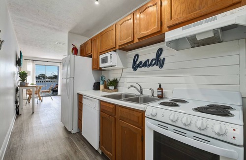 El Centro Beach Condo | King Bed W/Pool - Close to the Beach - Fast Wi-Fi