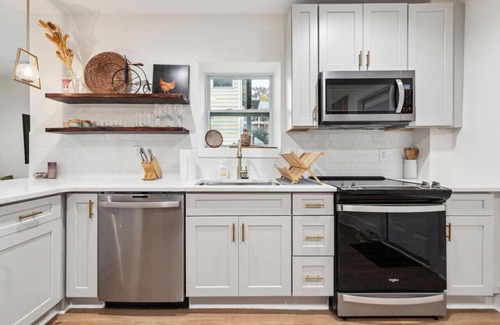 Virginia Highland House | King Bed | Walkable to Piedmont Park | Terrace