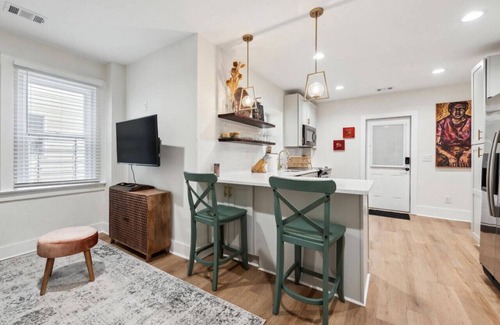 Virginia Highland House | King Bed | Walkable to Piedmont Park | Terrace