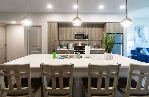 Camarillo Apartment | King Bed 👑 WiFi TVs 📺 W/D 🧺 Full Kitchen