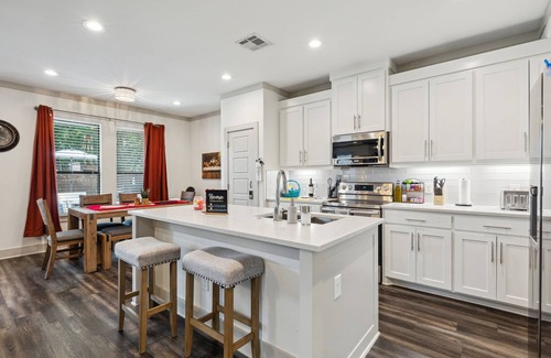 West Dallas House | King Bed with Hot Tub, PS4, FirePit, BBQ, Large yard, Garage!