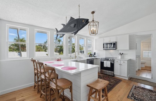 Old Naples Apartment | King Bedrooms, Two Blocks to Gulf, Shopping, and Dining in Old Naplesn