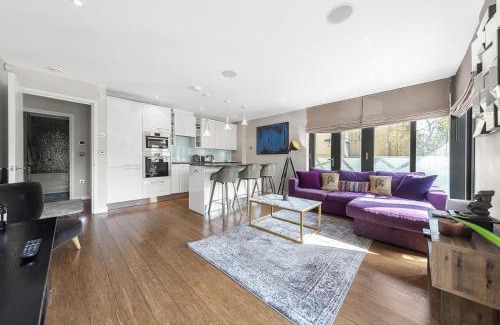 Colville Apartment | King beds apartment with en-suite, private balcony and elevator by iconic Portobello Market