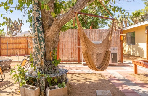 Yucca Valley House | King Beds*Central AC*BBQ Grill*Fire-pit*Hammock