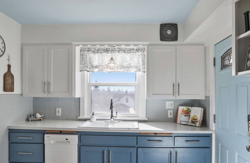 Spokane House | KING BEDS! Comfy/Spacious home near Audubon Park