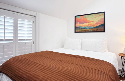 West Conshohocken House | King Beds Driveway Outdoor Patio Historical House