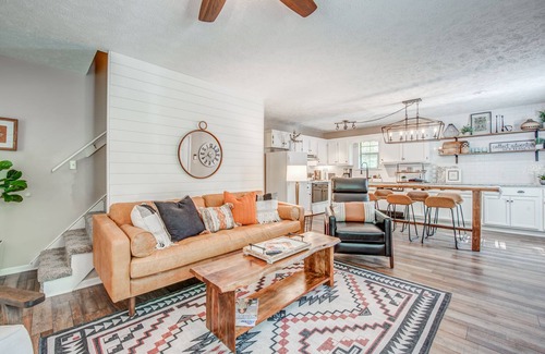 Counce Cabin | King Beds, Hot Tub, Screened Porch