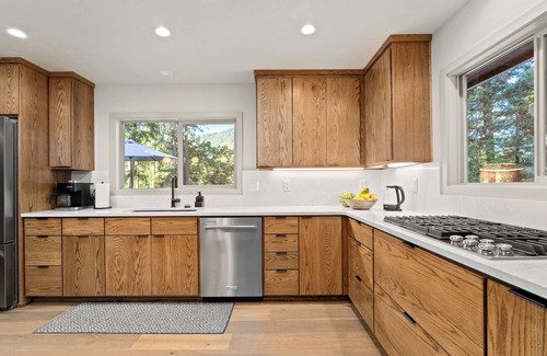 Grants Pass House | King Beds/River/Hot Tub/Pool/BBQ/Full Kitchen/New!