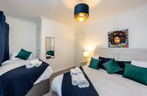 Margam Apartment | King Beds - Smart TVs - Parking - Near City