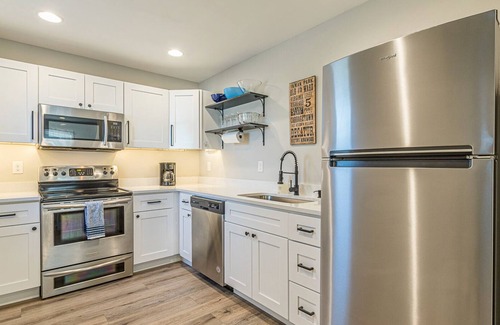 West End House | King Beds w/Own Baths! Prime Location!