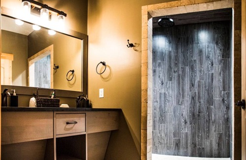 Maple Hill Hotel | King Cabin Room Kiowa