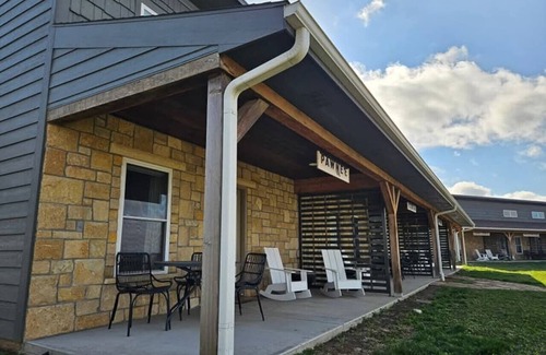 Maple Hill Hotel | King Cabin Room Meadowlark