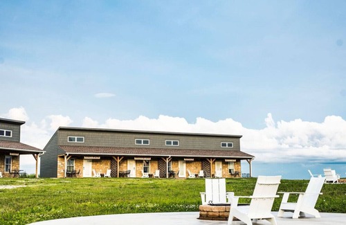 Maple Hill Hotel | King Cabin Room Prairie Clover