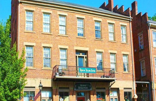 Coshocton Apartment | King Charlie's Place in Historic Roscoe Village