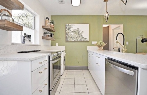 Winter Park Condo | ☀️ King Condo w/Sunroom, Lakeside Pool and Waterfront Park