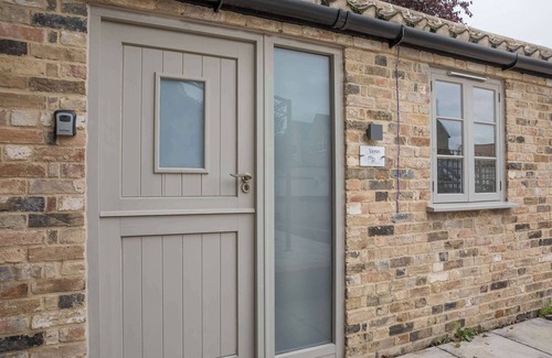 Cambridge Apartment | King Deluxe Ensuite with Courtyard View - Venn