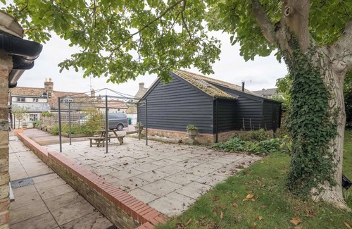 Cambridge Apartment | King Deluxe Ensuite with Courtyard View - Venn