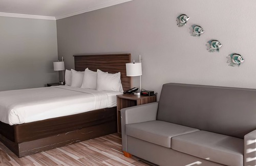 Vero Beach Hotel | King Deluxe | Family Friendly w/ Free Coffee and Tea | Vero Beach Inn and Suite