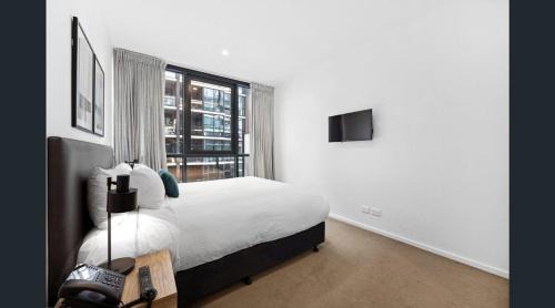 Adelaide Central Business District Apartment | King Deluxe on Franklin St with Pool, Gym, Sauna, Cafe, Wifi