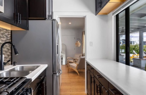 Desert Hot Springs Apartment | King Deluxe Room