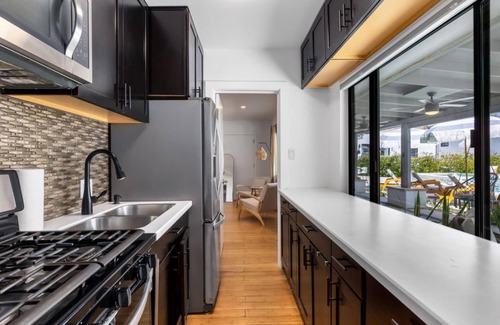 Desert Hot Springs Apartment | King Deluxe Room