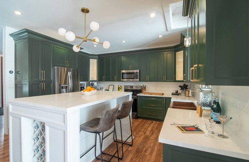 Barrie House | King Estate Barrie w Private Spa | 7 Bedrooms | Sleeps 20 | 5min to Downtown