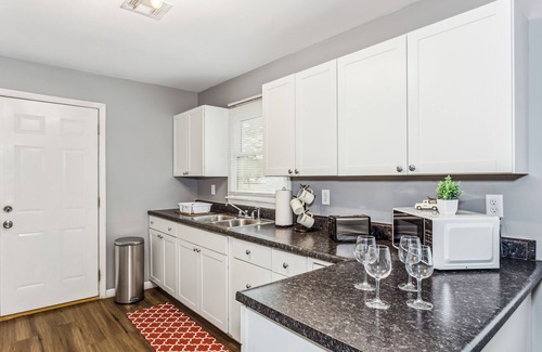 Wichita House | King,Gazebo,&Private Hot Tub-West Wichita