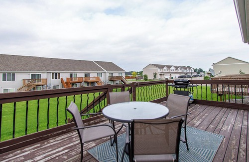 West Fargo House | King I Patio I Garage I Self-Checkin I Smart TVs