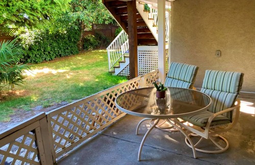 Regional District of Nanaimo Apartment | King Large Cozy Studio Kitchen W/D | Sleeps 4n