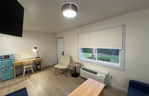 Geneva House | King Motel Room With Balcony - NKB