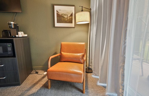 Townsend Hotel | King + Patio Mountain Retreat