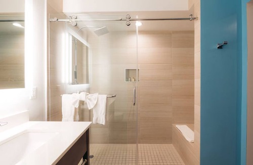 Harbor Hotel | King Patio Room, The Cove Hotel, Close to Busy Port of Long Beach