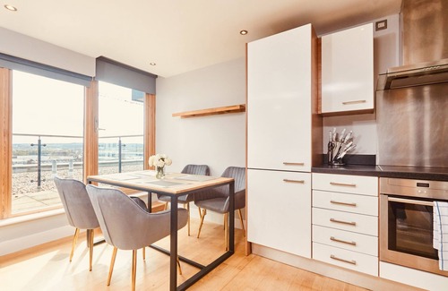 Leeds Apartment | King Penthouse Apt View&Free Parking!