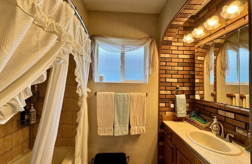 Aberdeen Bed & Breakfast | King Private Room-Dogs, Big or little, are Always Welcome