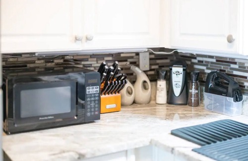 Fairview Park Apartment | King & Queen Luxury Memory Foam Beds near Cleveland Airport | Georgetown Villas