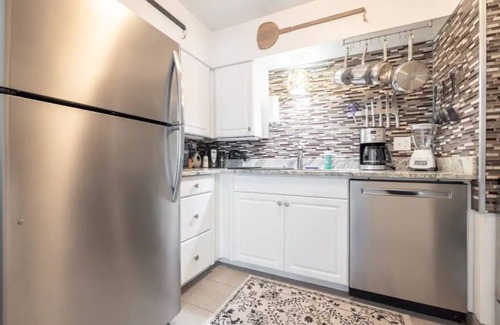 Fairview Park Apartment | King & Queen Luxury Memory Foam Beds near Cleveland Airport | Georgetown Villas