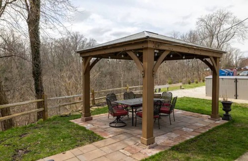 Fairview Park Apartment | King & Queen Luxury Memory Foam Beds near Cleveland Airport | Georgetown Villas