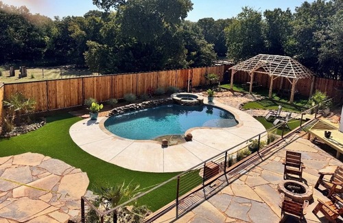 Valley View Cabin | King Ranch -Stay with Puzzles and Jigsaw the Giraffe