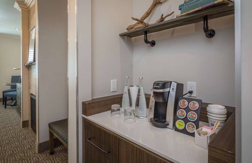 Half Moon Bay House | King Room at Aristocrat Hotel, Free breakfast and Pet-friendly