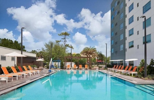 Williamsburg Apartment | King Room Near Tennis Court by Luxury Bookings ORL